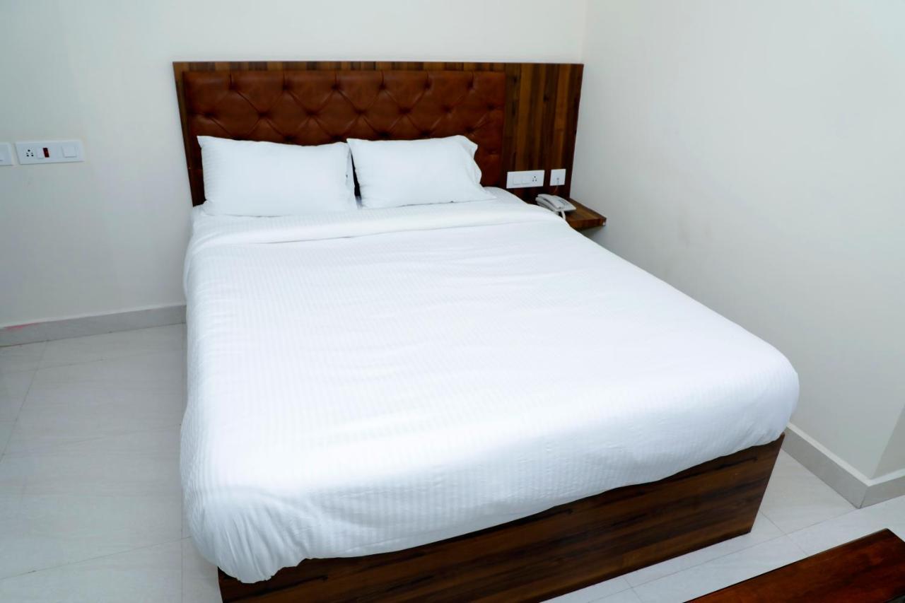 Cnr Residency 호텔 Madanapalle 외부 사진